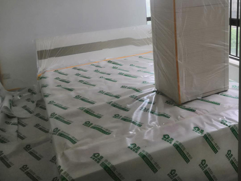 家具地面保護(hù)：滿鋪成品瓦楞紙板，再用干凈彩條布滿鋪在普通石膏板上，在彩條布交接處及轉(zhuǎn)角處用膠帶固定，也可選用木芯板或三夾板。材料選用視上人、車(chē)情況而定。用原門(mén)框保護(hù)膜，或者多層板或密度板，報(bào)紙，美紋紙保護(hù)。