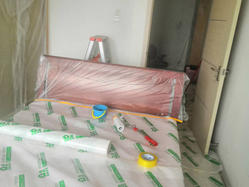 家具地面保護(hù)：滿鋪成品瓦楞紙板，再用干凈彩條布滿鋪在普通石膏板上，在彩條布交接處及轉(zhuǎn)角處用膠帶固定，也可選用木芯板或三夾板。材料選用視上人、車(chē)情況而定。用原門(mén)框保護(hù)膜，或者多層板或密度板，報(bào)紙，美紋紙保護(hù)。
