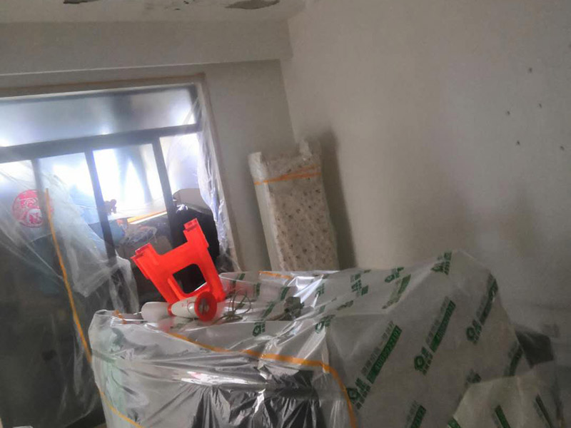 家具地面保護(hù)：滿鋪成品瓦楞紙板，再用干凈彩條布滿鋪在普通石膏板上，在彩條布交接處及轉(zhuǎn)角處用膠帶固定，也可選用木芯板或三夾板。材料選用視上人、車(chē)情況而定。用原門(mén)框保護(hù)膜，或者多層板或密度板，報(bào)紙，美紋紙保護(hù)。