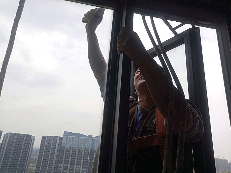 鄭州專業(yè)維修防盜門的維修公司，鄭州防盜門變形維修電話在哪找