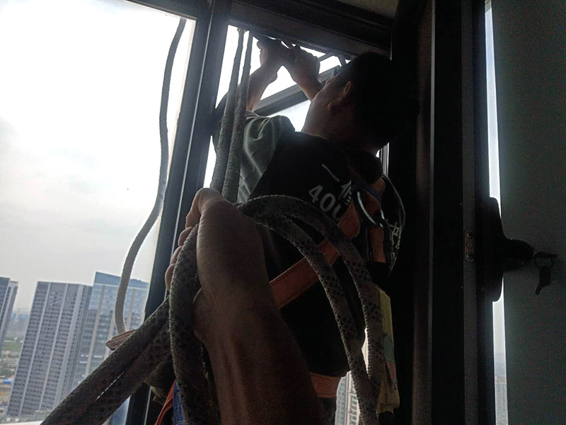 舊門窗膠清除：一般首先需要用刀片把門窗框內(nèi)側(cè)的密封膠等切開，門窗如果是采用膨脹螺栓與墻體連接的，可直接用螺絲刀把膨脹螺栓取下;如果脹栓生銹，則可用沖擊鉆將其打碎;而如果是采用連接片連接的則直接使用沖擊鉆即可;如果窗框難以取下，則需用鋼鋸將靠墻的框中部鋸開取下。門窗拆除時(shí)，需要避免用大錘猛砸拆除的情況，防止對(duì)墻體結(jié)構(gòu)造成破壞。如果對(duì)原有建筑墻體造成破壞，還需要進(jìn)行修復(fù)，會(huì)大大增加施工成本。