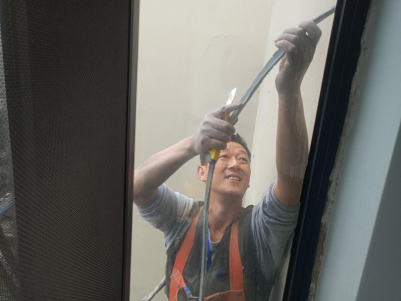 舊門窗膠清除：一般首先需要用刀片把門窗框內(nèi)側(cè)的密封膠等切開，門窗如果是采用膨脹螺栓與墻體連接的，可直接用螺絲刀把膨脹螺栓取下;如果脹栓生銹，則可用沖擊鉆將其打碎;而如果是采用連接片連接的則直接使用沖擊鉆即可;如果窗框難以取下，則需用鋼鋸將靠墻的框中部鋸開取下。門窗拆除時(shí)，需要避免用大錘猛砸拆除的情況，防止對(duì)墻體結(jié)構(gòu)造成破壞。如果對(duì)原有建筑墻體造成破壞，還需要進(jìn)行修復(fù)，會(huì)大大增加施工成本。