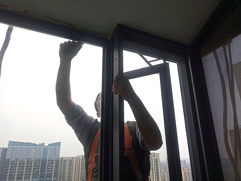 舊門窗膠清除：一般首先需要用刀片把門窗框內(nèi)側(cè)的密封膠等切開，門窗如果是采用膨脹螺栓與墻體連接的，可直接用螺絲刀把膨脹螺栓取下;如果脹栓生銹，則可用沖擊鉆將其打碎;而如果是采用連接片連接的則直接使用沖擊鉆即可;如果窗框難以取下，則需用鋼鋸將靠墻的框中部鋸開取下。門窗拆除時(shí)，需要避免用大錘猛砸拆除的情況，防止對(duì)墻體結(jié)構(gòu)造成破壞。如果對(duì)原有建筑墻體造成破壞，還需要進(jìn)行修復(fù)，會(huì)大大增加施工成本。