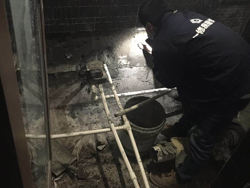 衛(wèi)生間管道改造：處理下水管時，師傅在底部加了一個存水彎，這樣既能起到阻止返水的作用，同時也兼具阻隔臭氣的作用。水泥層中的暗地漏處理，這個是最實用，也是最容易忽略的地方，而它的作用，主要是用來排放地磚層下積水的，避免地磚長期在積水的滲透下，出現(xiàn)起殼的問題，繼而對防水產(chǎn)生影響；所以說衛(wèi)生間的管道這樣處理才最好。