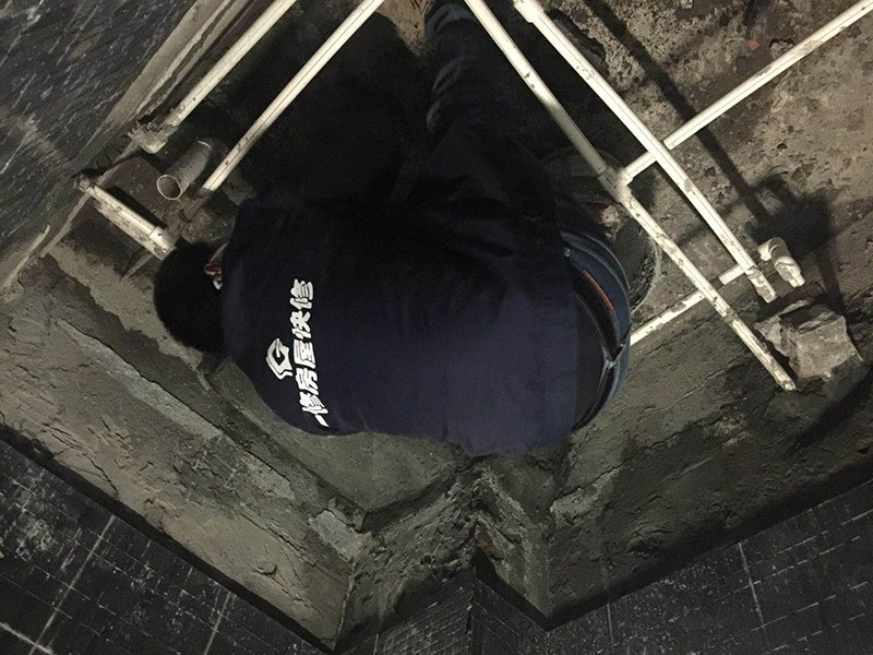 衛(wèi)生間管道改造：處理下水管時，師傅在底部加了一個存水彎，這樣既能起到阻止返水的作用，同時也兼具阻隔臭氣的作用。水泥層中的暗地漏處理，這個是最實用，也是最容易忽略的地方，而它的作用，主要是用來排放地磚層下積水的，避免地磚長期在積水的滲透下，出現(xiàn)起殼的問題，繼而對防水產(chǎn)生影響；所以說衛(wèi)生間的管道這樣處理才最好。