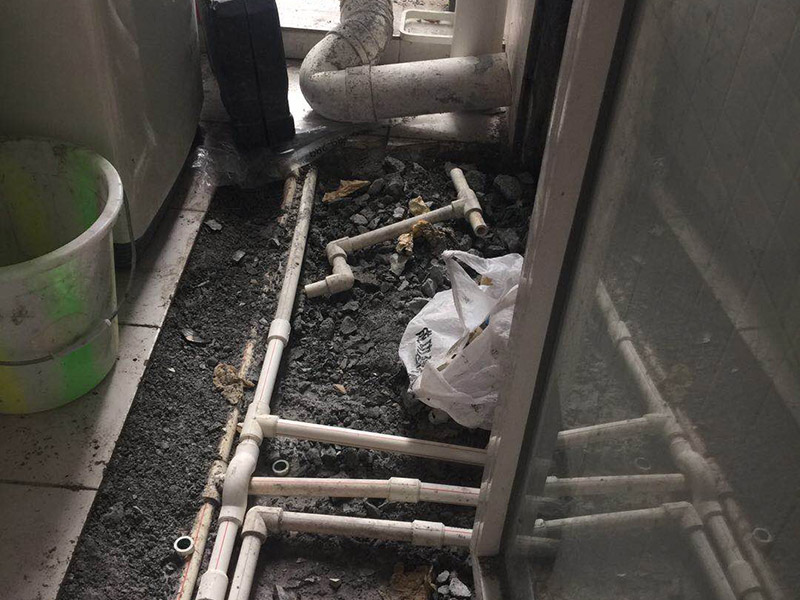 衛(wèi)生間管道改造：處理下水管時，師傅在底部加了一個存水彎，這樣既能起到阻止返水的作用，同時也兼具阻隔臭氣的作用。水泥層中的暗地漏處理，這個是最實用，也是最容易忽略的地方，而它的作用，主要是用來排放地磚層下積水的，避免地磚長期在積水的滲透下，出現(xiàn)起殼的問題，繼而對防水產(chǎn)生影響；所以說衛(wèi)生間的管道這樣處理才最好。