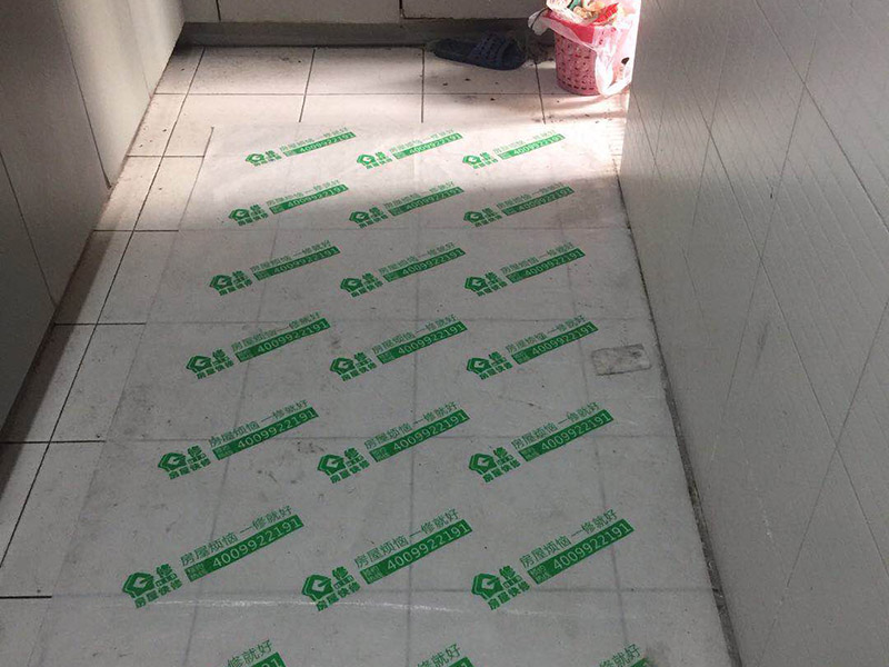 衛(wèi)生間管道改造：處理下水管時，師傅在底部加了一個存水彎，這樣既能起到阻止返水的作用，同時也兼具阻隔臭氣的作用。水泥層中的暗地漏處理，這個是最實用，也是最容易忽略的地方，而它的作用，主要是用來排放地磚層下積水的，避免地磚長期在積水的滲透下，出現(xiàn)起殼的問題，繼而對防水產(chǎn)生影響；所以說衛(wèi)生間的管道這樣處理才最好。