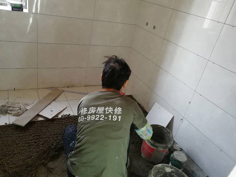 浴室墻磚地磚鋪貼：在鋪貼瓷磚前，我們要先把還沒涂抹水泥的地磚鋪在地上，并敲平，然后在地磚上涂滿水泥，鋪在地面，鋪地磚的過程中要對齊四塊磚的對角位置。   另外，在鋪貼瓷磚時也要講究鋪貼順序，在鋪地磚時應(yīng)從內(nèi)向外貼，有坡度或地漏的地方，要注意排水方向找坡，而墻面磚應(yīng)從下往上貼，底層的瓷磚要最后貼，這樣鋪貼出來才美觀，我們鋪完地磚后還要壓地磚。