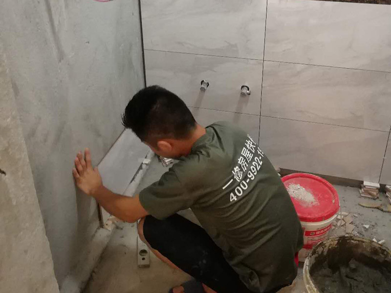 浴室墻磚地磚鋪貼：在鋪貼瓷磚前，我們要先把還沒涂抹水泥的地磚鋪在地上，并敲平，然后在地磚上涂滿水泥，鋪在地面，鋪地磚的過程中要對齊四塊磚的對角位置。   另外，在鋪貼瓷磚時也要講究鋪貼順序，在鋪地磚時應(yīng)從內(nèi)向外貼，有坡度或地漏的地方，要注意排水方向找坡，而墻面磚應(yīng)從下往上貼，底層的瓷磚要最后貼，這樣鋪貼出來才美觀，我們鋪完地磚后還要壓地磚。