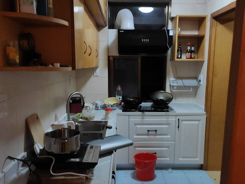 櫥柜拆除重裝：首先臺面是不能直接整體拆除的。在操作的時候需要跟安裝時所搬來部件一樣，先將吊柜一體拆下來然后才能將臺面板拆下來。最后再把柜體拆除。整體拆步驟比較的麻煩，需要有專業(yè)人員進行。 1、裝置地柜：這是全體櫥柜裝置程序中的第1步。咱們在進行裝置前應(yīng)當先進行地上的整理。最常見的地柜外型有L型和U型，咱們應(yīng)當仔細丈量廚房的尺度，然后找到基準點，做好地柜之間的銜接。 2、裝置吊柜：作為全體櫥柜裝置程序的第2步，咱們要確保吊柜裝置時銜接嚴密，水平線與臺面間隔適中。 3、裝置臺面：臺面的裝置放到第三步是為了削減差錯。 4、裝置五金：廚房用的五金有水龍頭、水槽、開關(guān)面板等。 5、裝置灶具：這是全體櫥柜裝置程序中的最終一步，油煙機之類灶具的裝置方位要經(jīng)過慎重考慮，電源孔巨細要合適。 6、調(diào)整柜門：調(diào)整門板是為確保柜門縫隙均勻及橫平豎直。地柜進深一般為550毫米，吊柜為300毫米，提示消費者也能夠依據(jù)實際情況進行調(diào)整。