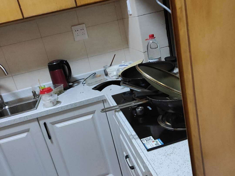 櫥柜拆除重裝：首先臺面是不能直接整體拆除的。在操作的時候需要跟安裝時所搬來部件一樣，先將吊柜一體拆下來然后才能將臺面板拆下來。最后再把柜體拆除。整體拆步驟比較的麻煩，需要有專業(yè)人員進行。 1、裝置地柜：這是全體櫥柜裝置程序中的第1步。咱們在進行裝置前應(yīng)當先進行地上的整理。最常見的地柜外型有L型和U型，咱們應(yīng)當仔細丈量廚房的尺度，然后找到基準點，做好地柜之間的銜接。 2、裝置吊柜：作為全體櫥柜裝置程序的第2步，咱們要確保吊柜裝置時銜接嚴密，水平線與臺面間隔適中。 3、裝置臺面：臺面的裝置放到第三步是為了削減差錯。 4、裝置五金：廚房用的五金有水龍頭、水槽、開關(guān)面板等。 5、裝置灶具：這是全體櫥柜裝置程序中的最終一步，油煙機之類灶具的裝置方位要經(jīng)過慎重考慮，電源孔巨細要合適。 6、調(diào)整柜門：調(diào)整門板是為確保柜門縫隙均勻及橫平豎直。地柜進深一般為550毫米，吊柜為300毫米，提示消費者也能夠依據(jù)實際情況進行調(diào)整。