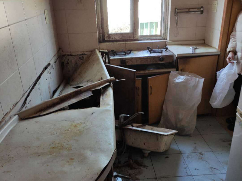 櫥柜拆除重裝：首先臺面是不能直接整體拆除的。在操作的時候需要跟安裝時所搬來部件一樣，先將吊柜一體拆下來然后才能將臺面板拆下來。最后再把柜體拆除。整體拆步驟比較的麻煩，需要有專業(yè)人員進行。 1、裝置地柜：這是全體櫥柜裝置程序中的第1步。咱們在進行裝置前應(yīng)當先進行地上的整理。最常見的地柜外型有L型和U型，咱們應(yīng)當仔細丈量廚房的尺度，然后找到基準點，做好地柜之間的銜接。 2、裝置吊柜：作為全體櫥柜裝置程序的第2步，咱們要確保吊柜裝置時銜接嚴密，水平線與臺面間隔適中。 3、裝置臺面：臺面的裝置放到第三步是為了削減差錯。 4、裝置五金：廚房用的五金有水龍頭、水槽、開關(guān)面板等。 5、裝置灶具：這是全體櫥柜裝置程序中的最終一步，油煙機之類灶具的裝置方位要經(jīng)過慎重考慮，電源孔巨細要合適。 6、調(diào)整柜門：調(diào)整門板是為確保柜門縫隙均勻及橫平豎直。地柜進深一般為550毫米，吊柜為300毫米，提示消費者也能夠依據(jù)實際情況進行調(diào)整。