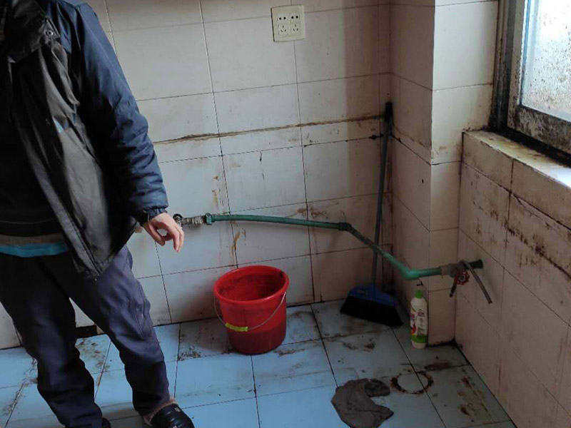 櫥柜拆除重裝：首先臺面是不能直接整體拆除的。在操作的時候需要跟安裝時所搬來部件一樣，先將吊柜一體拆下來然后才能將臺面板拆下來。最后再把柜體拆除。整體拆步驟比較的麻煩，需要有專業(yè)人員進行。 1、裝置地柜：這是全體櫥柜裝置程序中的第1步。咱們在進行裝置前應(yīng)當先進行地上的整理。最常見的地柜外型有L型和U型，咱們應(yīng)當仔細丈量廚房的尺度，然后找到基準點，做好地柜之間的銜接。 2、裝置吊柜：作為全體櫥柜裝置程序的第2步，咱們要確保吊柜裝置時銜接嚴密，水平線與臺面間隔適中。 3、裝置臺面：臺面的裝置放到第三步是為了削減差錯。 4、裝置五金：廚房用的五金有水龍頭、水槽、開關(guān)面板等。 5、裝置灶具：這是全體櫥柜裝置程序中的最終一步，油煙機之類灶具的裝置方位要經(jīng)過慎重考慮，電源孔巨細要合適。 6、調(diào)整柜門：調(diào)整門板是為確保柜門縫隙均勻及橫平豎直。地柜進深一般為550毫米，吊柜為300毫米，提示消費者也能夠依據(jù)實際情況進行調(diào)整。