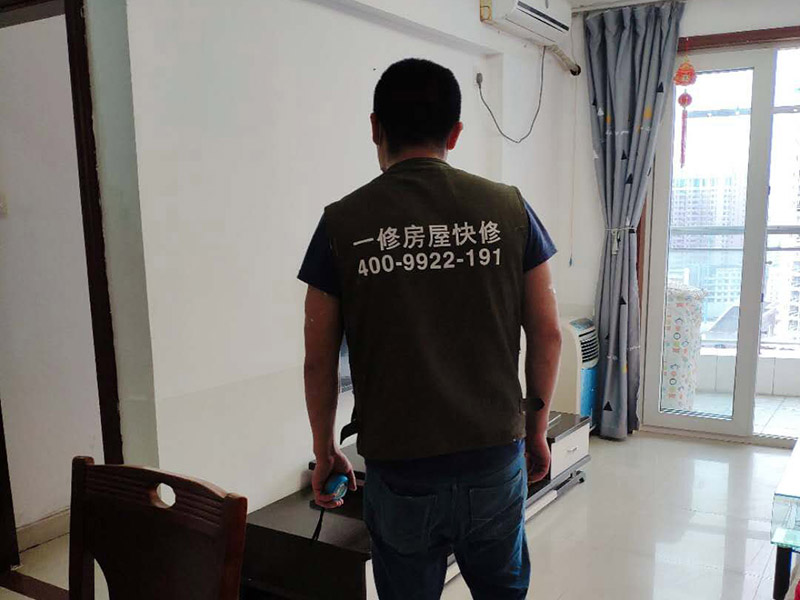 廚房吊頂檢查維修：廚衛(wèi)吊頂首先就是要注意&ldquo;三防&rdquo;，即防水、防潮和防火，所以在材料的選擇上，不提倡采用木龍骨。目前家裝中普遍采用的是鋁扣板，其基本上能夠克服老一代PVC板的一些缺陷，比如時間過長容易變色、老化以及破損，同時粘上的油膩物質(zhì)難以清洗等。現(xiàn)在市面上也有一些鋁塑板，雖然這種材料和鋁扣板只有一字之差，但是在實用效果上卻大不相同，因為在安裝鋁塑板的過程中，一般要采用木工板撐底，這種做法是非常不明智的，如果防潮處理不好，后果將不堪設(shè)想，所以不建議使用。