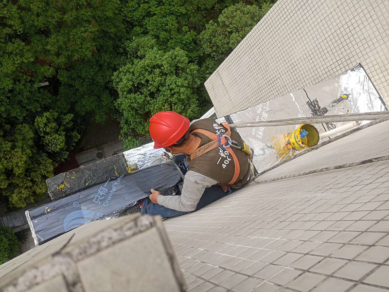 外墻露臺防水：1、找到本來的防水層，由于防水層不是顯露的，是在面層下部，有必要將面層進行悉數(shù)根除，找到本來的防水層。 2、將原防水層根除以后，找平，將本來下部保溫層里存的水進行排干，設一些排氣孔做排氣辦法，將保溫層里的水分排干。 3、如果在康復美化的情況下，咱們需求做的防水層有必要是阻根防水層，阻根防水層有改性瀝青卷材阻根防水層、還有高分子卷材阻根防水層。 4、做完防水層以后，必定要做找坡處理，不要形成屋面部分存水，通常設置水泥砂漿找平找坡，找坡的斜度不小于3％。