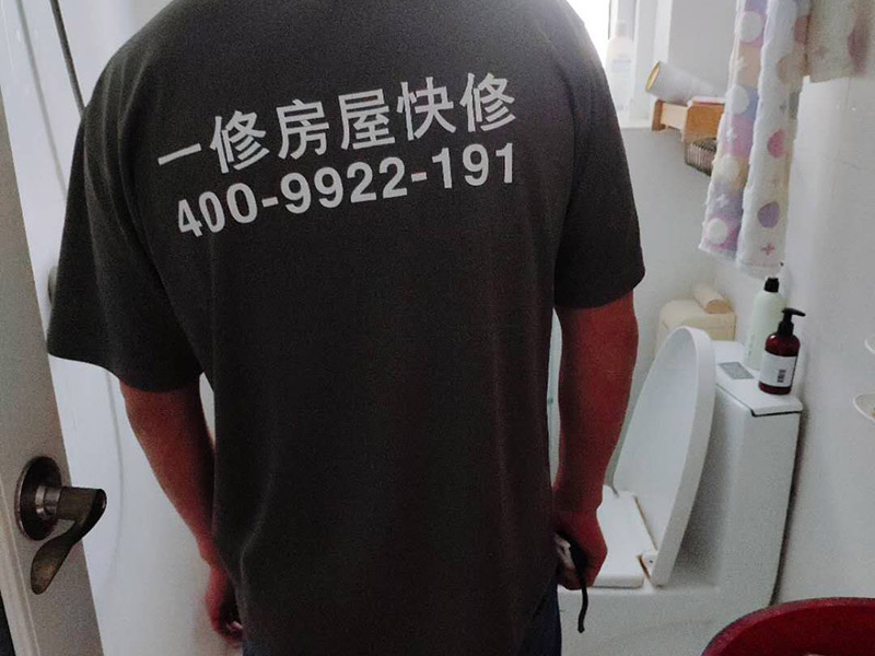 浴室柜維修：1、安裝前，檢查零配件是否齊全。 2、安裝三角閥，確保冷熱進水管保持齊平。 3、測量距離，安裝下水管。涂抹膠水要均勻，確保管與管間連接緊密。 4、安裝柜角，看所有角是否在同一水平。裝好后可做適當?shù)恼{(diào)整。 5、將浴室柜靠墻放好?？催M出水管位置是否得當，不合適時需做一定改動。 6、安裝臺盆的龍頭。龍頭最好與浴室柜配套購買，這樣出水角度較為適合。 7、用螺母固定臺盆龍頭。固定時一只手要扶好龍頭，以免裝好后位置偏離。 8、將裝好龍頭的臺盆放在浴室柜上，調(diào)整位置到最佳為止。