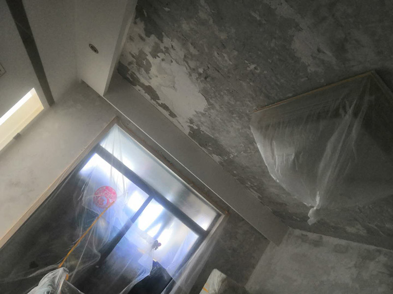 全屋墻面鏟除翻新：舊墻面在翻新前一定要做墻面基底處理，粉化嚴重的要全部鏟除，鏟除后抹上一層白水泥，原來墻面過于光滑、刷過油漆的鏟除后還要做打磨處理，把粘結(jié)不牢的表皮去掉，便于新涂料和墻體粘結(jié)。墻面底漆的作用是抗堿防潮、封固基材、保護面漆，提高面漆的質(zhì)感和遮蓋力，對于老房翻新，墻面一定要做底漆，如果沒有刷底漆就直接上面漆的話，時間一長墻面容易起泡、發(fā)霉，太陽照曬時間長了也容易變色。已經(jīng)上好面漆的墻面要修補會比較麻煩，容易產(chǎn)生色差，材料的使用時間不同，質(zhì)量也難以保證，很難達到理想效果。 所以墻面的修補最好是整塊墻面，或是盡可能地選擇較大面積進行修補，這樣可以盡量避免產(chǎn)生色差，修補后的質(zhì)量也更好。