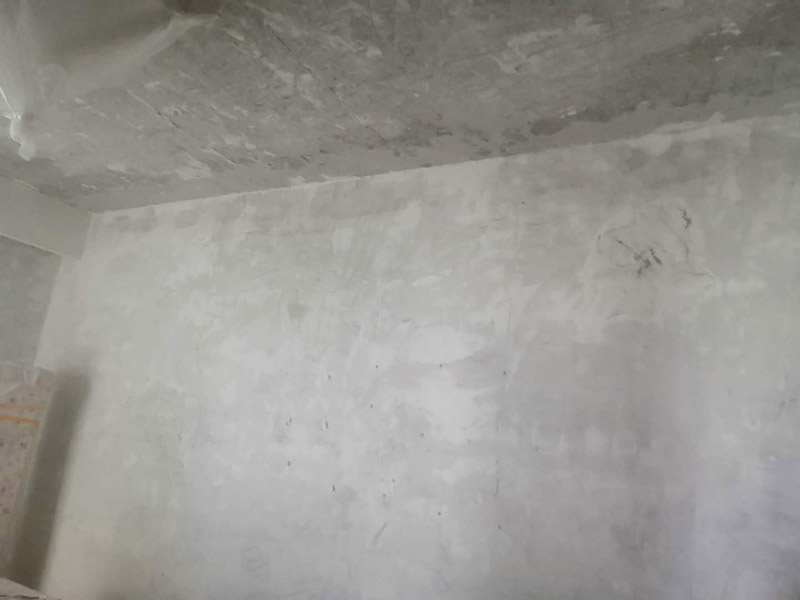 全屋墻面鏟除翻新：舊墻面在翻新前一定要做墻面基底處理，粉化嚴重的要全部鏟除，鏟除后抹上一層白水泥，原來墻面過于光滑、刷過油漆的鏟除后還要做打磨處理，把粘結(jié)不牢的表皮去掉，便于新涂料和墻體粘結(jié)。墻面底漆的作用是抗堿防潮、封固基材、保護面漆，提高面漆的質(zhì)感和遮蓋力，對于老房翻新，墻面一定要做底漆，如果沒有刷底漆就直接上面漆的話，時間一長墻面容易起泡、發(fā)霉，太陽照曬時間長了也容易變色。已經(jīng)上好面漆的墻面要修補會比較麻煩，容易產(chǎn)生色差，材料的使用時間不同，質(zhì)量也難以保證，很難達到理想效果。 所以墻面的修補最好是整塊墻面，或是盡可能地選擇較大面積進行修補，這樣可以盡量避免產(chǎn)生色差，修補后的質(zhì)量也更好。