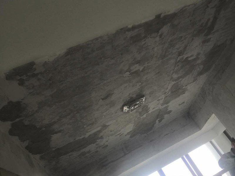 全屋墻面鏟除翻新：舊墻面在翻新前一定要做墻面基底處理，粉化嚴重的要全部鏟除，鏟除后抹上一層白水泥，原來墻面過于光滑、刷過油漆的鏟除后還要做打磨處理，把粘結(jié)不牢的表皮去掉，便于新涂料和墻體粘結(jié)。墻面底漆的作用是抗堿防潮、封固基材、保護面漆，提高面漆的質(zhì)感和遮蓋力，對于老房翻新，墻面一定要做底漆，如果沒有刷底漆就直接上面漆的話，時間一長墻面容易起泡、發(fā)霉，太陽照曬時間長了也容易變色。已經(jīng)上好面漆的墻面要修補會比較麻煩，容易產(chǎn)生色差，材料的使用時間不同，質(zhì)量也難以保證，很難達到理想效果。 所以墻面的修補最好是整塊墻面，或是盡可能地選擇較大面積進行修補，這樣可以盡量避免產(chǎn)生色差，修補后的質(zhì)量也更好。