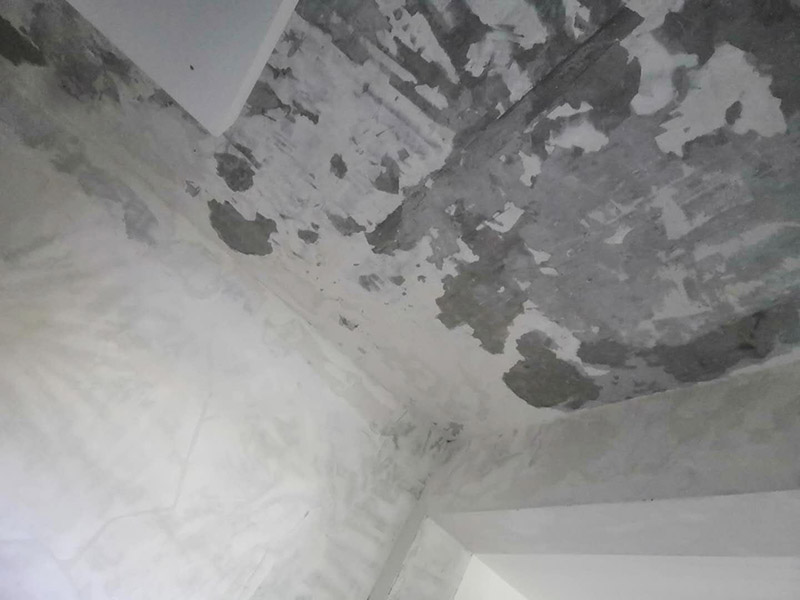 全屋墻面鏟除翻新：舊墻面在翻新前一定要做墻面基底處理，粉化嚴重的要全部鏟除，鏟除后抹上一層白水泥，原來墻面過于光滑、刷過油漆的鏟除后還要做打磨處理，把粘結(jié)不牢的表皮去掉，便于新涂料和墻體粘結(jié)。墻面底漆的作用是抗堿防潮、封固基材、保護面漆，提高面漆的質(zhì)感和遮蓋力，對于老房翻新，墻面一定要做底漆，如果沒有刷底漆就直接上面漆的話，時間一長墻面容易起泡、發(fā)霉，太陽照曬時間長了也容易變色。已經(jīng)上好面漆的墻面要修補會比較麻煩，容易產(chǎn)生色差，材料的使用時間不同，質(zhì)量也難以保證，很難達到理想效果。 所以墻面的修補最好是整塊墻面，或是盡可能地選擇較大面積進行修補，這樣可以盡量避免產(chǎn)生色差，修補后的質(zhì)量也更好。