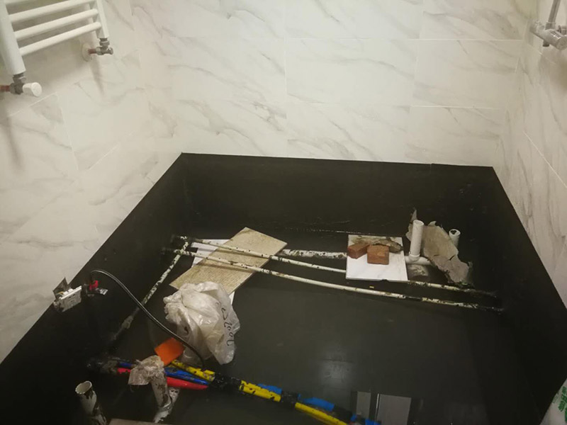 衛(wèi)生間改造裝修：因?yàn)槭嵌窝b修，所以在裝修前，首先需要的就是敲掉之前裝修的地瓷磚，才可以使用自己選購(gòu)好的地瓷磚進(jìn)行鋪貼，在這里需要提醒的是，在敲碎原有的瓷磚時(shí)，一定要多加注意，不要敲到下水道水管了，衛(wèi)生間的下水道通常都是有多個(gè)的，一不小心就很容易被敲打到。還要特點(diǎn)注意的是，一定要避免碎掉的瓷磚進(jìn)入下水道內(nèi)，不然就會(huì)擁堵，這是很難解決的一件大難題哦。改造的時(shí)候盡量不要破壞原有的防水層，如果發(fā)現(xiàn)有漏洞的現(xiàn)象，應(yīng)立即進(jìn)行修補(bǔ)工作，避免留下防水隱患。