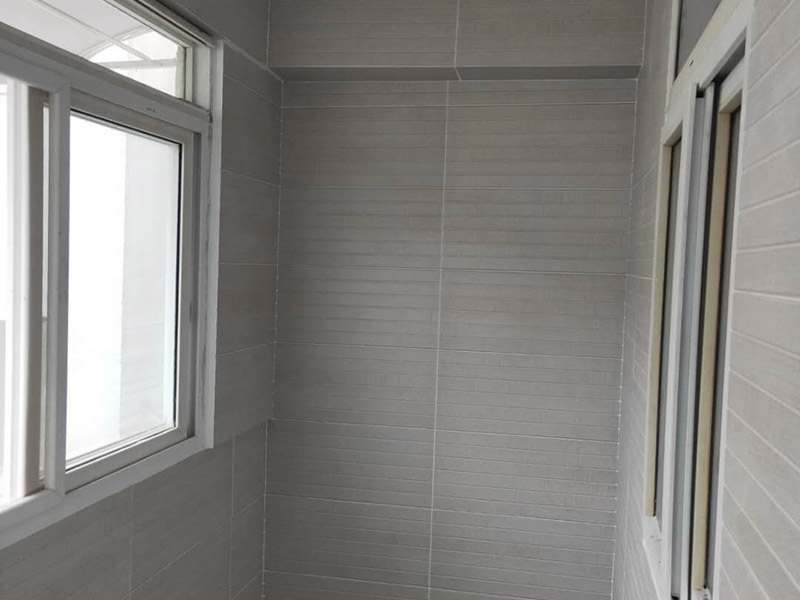 陽臺改造前后對比：地板進水后會嚴重變形，陽臺與客廳地板直接相連，并且陽臺上一般都有洗衣機，如果洗衣機的出水漫出來，就會泡爛地板，使之變形，所以陽臺肯定要做好防水和地漏，做防水前先找平，待水泥干透后再做，防水材料至少要涂3遍。在安裝地板時，地板與門檻和墻壁之間會留有一定的空隙，這個空隙間可以填充一些硅膠，加以隔離，并且空隙要稍大點，以避免陽臺的水氣湛到地板上，引起發(fā)霉、變黑現(xiàn)象。地板邊上縫隙不好看，要安裝上壓條就能遮蓋了。地板壓條有金黃色的銅質(zhì)、白色的鋁質(zhì)、顏色豐富的木質(zhì)，建議選擇銅質(zhì)的，雖然貴點，但是比較厚實，也比較耐用。