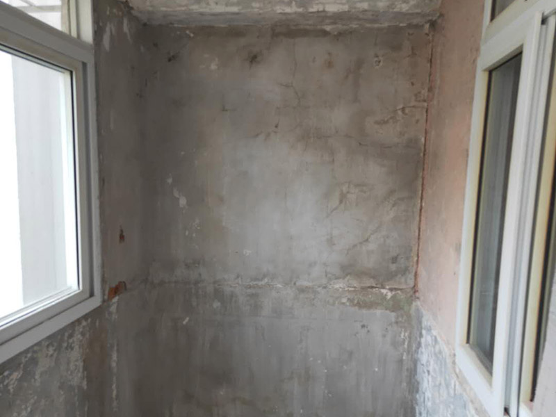 陽臺改造前后對比：地板進水后會嚴重變形，陽臺與客廳地板直接相連，并且陽臺上一般都有洗衣機，如果洗衣機的出水漫出來，就會泡爛地板，使之變形，所以陽臺肯定要做好防水和地漏，做防水前先找平，待水泥干透后再做，防水材料至少要涂3遍。在安裝地板時，地板與門檻和墻壁之間會留有一定的空隙，這個空隙間可以填充一些硅膠，加以隔離，并且空隙要稍大點，以避免陽臺的水氣湛到地板上，引起發(fā)霉、變黑現(xiàn)象。地板邊上縫隙不好看，要安裝上壓條就能遮蓋了。地板壓條有金黃色的銅質(zhì)、白色的鋁質(zhì)、顏色豐富的木質(zhì)，建議選擇銅質(zhì)的，雖然貴點，但是比較厚實，也比較耐用。