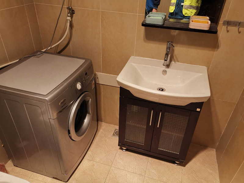 暗水管漏水維修：首先發(fā)現(xiàn)家里出現(xiàn)墻體里水管漏水的情況，時(shí)間是找到家里進(jìn)水的閥門，將閥門關(guān)閉斷開供水源頭，以防繼續(xù)漏水。暗水管漏水要找到漏水點(diǎn)并不是一件容易的事。由于是墻體里水管漏水，有時(shí)候墻面基層或者貼有瓷磚的墻面防水性，暗水管漏水可能會隨著管壁洇到其他地方，所以有時(shí)候我們看到的墻面被的地方，并不一定就是暗水管漏水的地方。 然后正式開始暗水管漏水的打壓工作，搖動測壓桿，直到壓力表的指針指向0.9-1.0之間停止，一般是打6個(gè)壓左右就。穩(wěn)定半小時(shí)左右查看壓力值，如果壓力值的或降幅不超過0.5個(gè)壓，就沒漏水。如果有，壓力就會下降很多。