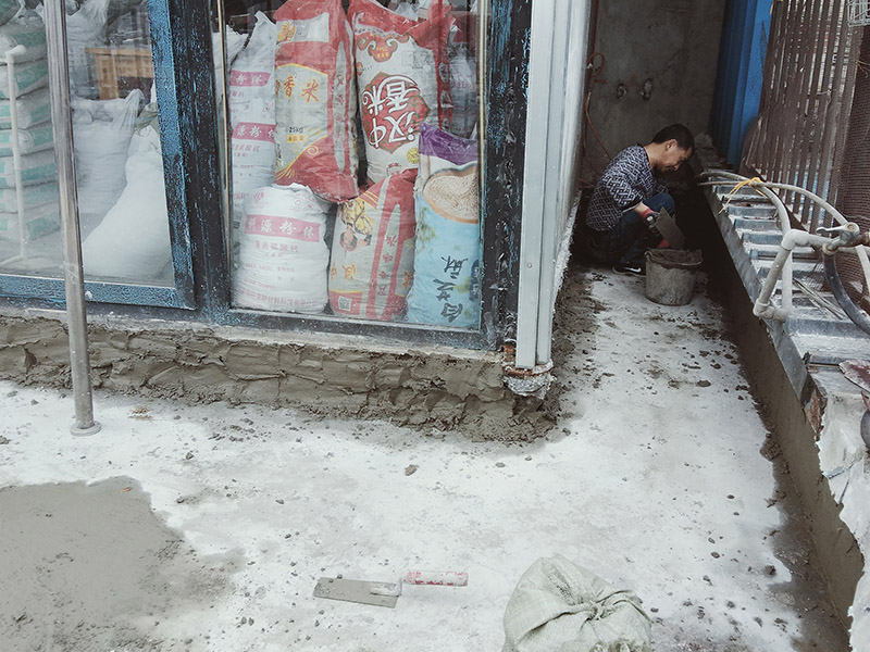 露臺(tái)陽臺(tái)地面防水改造：首先為陽臺(tái)封裝防水，由于是防水工作的第一道防線，因此是千萬不可馬虎的，在做陽臺(tái)封裝時(shí)，在選材方面就需要選擇防水防潮的材料，在施工過程中應(yīng)注意做好密閉，若沒有做好封裝的話，陽臺(tái)的防水將會(huì)大打折扣。 陽臺(tái)地面防水的做法與衛(wèi)生間做防水的做法差不多，都是從找平基層開始，再到涂上防水層、鋪上防水材料，最后對(duì)地面進(jìn)行檢驗(yàn)，鋪設(shè)地面等。這里需要注意的是，陽臺(tái)的防水層完成之后一定要與室內(nèi)地面具有一定的高度差，最好低于室內(nèi)地面2-3cm的高度。 最后需要對(duì)陽臺(tái)進(jìn)行排水工程工作，在安裝陽臺(tái)排水管道時(shí)不要有太多的彎道，否則容易導(dǎo)致排水不便，地漏一定要順暢。