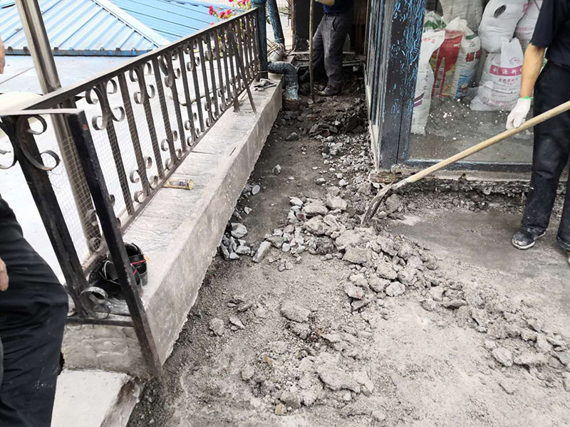 露臺(tái)陽臺(tái)地面防水改造：首先為陽臺(tái)封裝防水，由于是防水工作的第一道防線，因此是千萬不可馬虎的，在做陽臺(tái)封裝時(shí)，在選材方面就需要選擇防水防潮的材料，在施工過程中應(yīng)注意做好密閉，若沒有做好封裝的話，陽臺(tái)的防水將會(huì)大打折扣。 陽臺(tái)地面防水的做法與衛(wèi)生間做防水的做法差不多，都是從找平基層開始，再到涂上防水層、鋪上防水材料，最后對(duì)地面進(jìn)行檢驗(yàn)，鋪設(shè)地面等。這里需要注意的是，陽臺(tái)的防水層完成之后一定要與室內(nèi)地面具有一定的高度差，最好低于室內(nèi)地面2-3cm的高度。 最后需要對(duì)陽臺(tái)進(jìn)行排水工程工作，在安裝陽臺(tái)排水管道時(shí)不要有太多的彎道，否則容易導(dǎo)致排水不便，地漏一定要順暢。