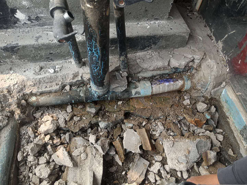 露臺(tái)陽臺(tái)地面防水改造：首先為陽臺(tái)封裝防水，由于是防水工作的第一道防線，因此是千萬不可馬虎的，在做陽臺(tái)封裝時(shí)，在選材方面就需要選擇防水防潮的材料，在施工過程中應(yīng)注意做好密閉，若沒有做好封裝的話，陽臺(tái)的防水將會(huì)大打折扣。 陽臺(tái)地面防水的做法與衛(wèi)生間做防水的做法差不多，都是從找平基層開始，再到涂上防水層、鋪上防水材料，最后對(duì)地面進(jìn)行檢驗(yàn)，鋪設(shè)地面等。這里需要注意的是，陽臺(tái)的防水層完成之后一定要與室內(nèi)地面具有一定的高度差，最好低于室內(nèi)地面2-3cm的高度。 最后需要對(duì)陽臺(tái)進(jìn)行排水工程工作，在安裝陽臺(tái)排水管道時(shí)不要有太多的彎道，否則容易導(dǎo)致排水不便，地漏一定要順暢。