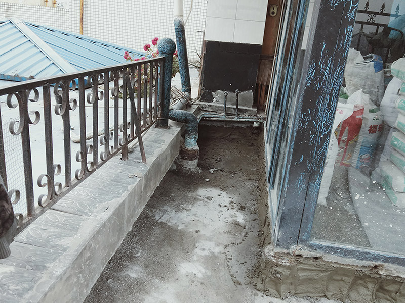 露臺(tái)陽臺(tái)地面防水改造：首先為陽臺(tái)封裝防水，由于是防水工作的第一道防線，因此是千萬不可馬虎的，在做陽臺(tái)封裝時(shí)，在選材方面就需要選擇防水防潮的材料，在施工過程中應(yīng)注意做好密閉，若沒有做好封裝的話，陽臺(tái)的防水將會(huì)大打折扣。 陽臺(tái)地面防水的做法與衛(wèi)生間做防水的做法差不多，都是從找平基層開始，再到涂上防水層、鋪上防水材料，最后對(duì)地面進(jìn)行檢驗(yàn)，鋪設(shè)地面等。這里需要注意的是，陽臺(tái)的防水層完成之后一定要與室內(nèi)地面具有一定的高度差，最好低于室內(nèi)地面2-3cm的高度。 最后需要對(duì)陽臺(tái)進(jìn)行排水工程工作，在安裝陽臺(tái)排水管道時(shí)不要有太多的彎道，否則容易導(dǎo)致排水不便，地漏一定要順暢。