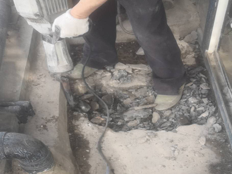 地磚拆除翻新：首先我們應(yīng)查看原有磚的現(xiàn)狀，若出現(xiàn)局部破損、出現(xiàn)多處發(fā)出咚咚聲或掉落、嚴(yán)重污跡，針對這樣的情況我們必須拆除更換，因?yàn)楹唵蔚娜バ扪a(bǔ)達(dá)不到好的效果了，因?yàn)槿绻阒幌霌Q其中的幾塊磚，很難選到顏色、型號和款式一致的地磚。 瓷質(zhì)磚表面處理劑和粘結(jié)劑，這些材料可直接涂刷于舊磚面上，接著直接鋪上新磚即可，節(jié)省了時(shí)間和精力，無論為何種瓷磚，都可以直接在舊瓷磚上直接貼新磚。但是若有重起鼓或損壞的瓷磚需鏟除，然后用表面處理劑修補(bǔ)，最后用瓷磚粘結(jié)劑粘貼新瓷磚即可。