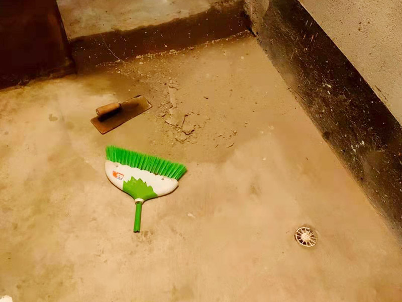 衛(wèi)生間局部翻新：衛(wèi)生間改造中水電的改造尤為重要且需要最早開(kāi)始著手，由于會(huì)涉及到浴霸采暖、燈光的線路走向、水管的入墻等問(wèn)題，所以在改造之前需制定一個(gè)詳細(xì)的水電走向設(shè)計(jì)，從而提高安全質(zhì)量以及滿足裝修業(yè)主們生活的需要。其次就是需要對(duì)其做相應(yīng)的防水處理。因?yàn)樵谌粘５募彝ブ?，衛(wèi)生間的水是處處可見(jiàn)的，非常潮濕。衛(wèi)生間內(nèi)的防水涂料是由地面延伸到墻面的，涂刷過(guò)程中精良的保證厚度均勻。還需要處理好地面和墻面交界處的各類(lèi)管件的涂刷。待防水處理完全確定后，等待地面干透就可以做后續(xù)的工程了。這里要著重提醒，衛(wèi)生間下水口位置的防水要特別處理好，保證今后的檢查與維修。