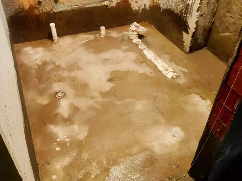 衛(wèi)生間局部翻新：衛(wèi)生間改造中水電的改造尤為重要且需要最早開(kāi)始著手，由于會(huì)涉及到浴霸采暖、燈光的線路走向、水管的入墻等問(wèn)題，所以在改造之前需制定一個(gè)詳細(xì)的水電走向設(shè)計(jì)，從而提高安全質(zhì)量以及滿足裝修業(yè)主們生活的需要。其次就是需要對(duì)其做相應(yīng)的防水處理。因?yàn)樵谌粘５募彝ブ?，衛(wèi)生間的水是處處可見(jiàn)的，非常潮濕。衛(wèi)生間內(nèi)的防水涂料是由地面延伸到墻面的，涂刷過(guò)程中精良的保證厚度均勻。還需要處理好地面和墻面交界處的各類(lèi)管件的涂刷。待防水處理完全確定后，等待地面干透就可以做后續(xù)的工程了。這里要著重提醒，衛(wèi)生間下水口位置的防水要特別處理好，保證今后的檢查與維修。