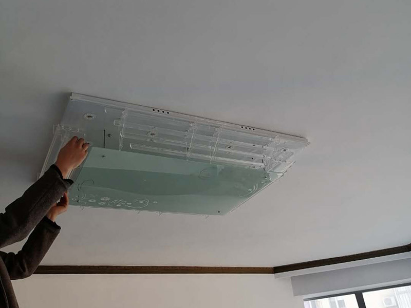 客廳吸頂燈安裝：拆開包裝，先把底座上自帶的一點(diǎn)線頭去掉，再把燈管取出來，把底座放到位置上，畫好孔的位置。按照吸頂燈的安裝孔位，在天花上打眼，在打好眼的地方打入膠體，用以固定螺絲。把底座放上去，轉(zhuǎn)個(gè)角度，帶緊螺絲接線，把燈管再裝回，然后再把燈罩蓋好。