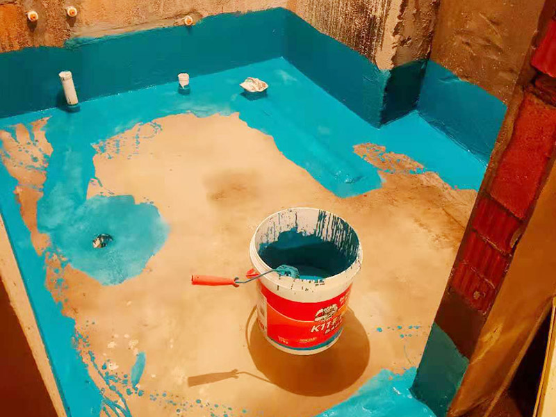 衛(wèi)生間局部翻新：衛(wèi)生間改造中水電的改造尤為重要且需要最早開(kāi)始著手，由于會(huì)涉及到浴霸采暖、燈光的線路走向、水管的入墻等問(wèn)題，所以在改造之前需制定一個(gè)詳細(xì)的水電走向設(shè)計(jì)，從而提高安全質(zhì)量以及滿足裝修業(yè)主們生活的需要。其次就是需要對(duì)其做相應(yīng)的防水處理。因?yàn)樵谌粘５募彝ブ?，衛(wèi)生間的水是處處可見(jiàn)的，非常潮濕。衛(wèi)生間內(nèi)的防水涂料是由地面延伸到墻面的，涂刷過(guò)程中精良的保證厚度均勻。還需要處理好地面和墻面交界處的各類(lèi)管件的涂刷。待防水處理完全確定后，等待地面干透就可以做后續(xù)的工程了。這里要著重提醒，衛(wèi)生間下水口位置的防水要特別處理好，保證今后的檢查與維修。