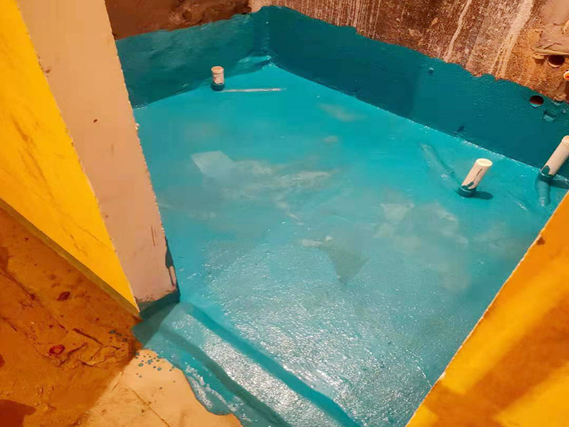 衛(wèi)生間局部翻新：衛(wèi)生間改造中水電的改造尤為重要且需要最早開(kāi)始著手，由于會(huì)涉及到浴霸采暖、燈光的線路走向、水管的入墻等問(wèn)題，所以在改造之前需制定一個(gè)詳細(xì)的水電走向設(shè)計(jì)，從而提高安全質(zhì)量以及滿足裝修業(yè)主們生活的需要。其次就是需要對(duì)其做相應(yīng)的防水處理。因?yàn)樵谌粘５募彝ブ?，衛(wèi)生間的水是處處可見(jiàn)的，非常潮濕。衛(wèi)生間內(nèi)的防水涂料是由地面延伸到墻面的，涂刷過(guò)程中精良的保證厚度均勻。還需要處理好地面和墻面交界處的各類(lèi)管件的涂刷。待防水處理完全確定后，等待地面干透就可以做后續(xù)的工程了。這里要著重提醒，衛(wèi)生間下水口位置的防水要特別處理好，保證今后的檢查與維修。