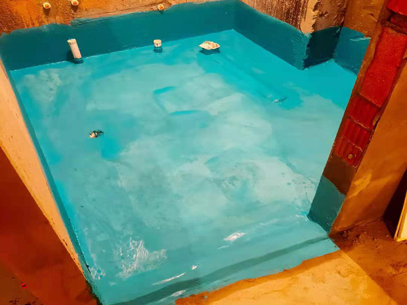 衛(wèi)生間局部翻新：衛(wèi)生間改造中水電的改造尤為重要且需要最早開(kāi)始著手，由于會(huì)涉及到浴霸采暖、燈光的線路走向、水管的入墻等問(wèn)題，所以在改造之前需制定一個(gè)詳細(xì)的水電走向設(shè)計(jì)，從而提高安全質(zhì)量以及滿足裝修業(yè)主們生活的需要。其次就是需要對(duì)其做相應(yīng)的防水處理。因?yàn)樵谌粘５募彝ブ?，衛(wèi)生間的水是處處可見(jiàn)的，非常潮濕。衛(wèi)生間內(nèi)的防水涂料是由地面延伸到墻面的，涂刷過(guò)程中精良的保證厚度均勻。還需要處理好地面和墻面交界處的各類(lèi)管件的涂刷。待防水處理完全確定后，等待地面干透就可以做后續(xù)的工程了。這里要著重提醒，衛(wèi)生間下水口位置的防水要特別處理好，保證今后的檢查與維修。