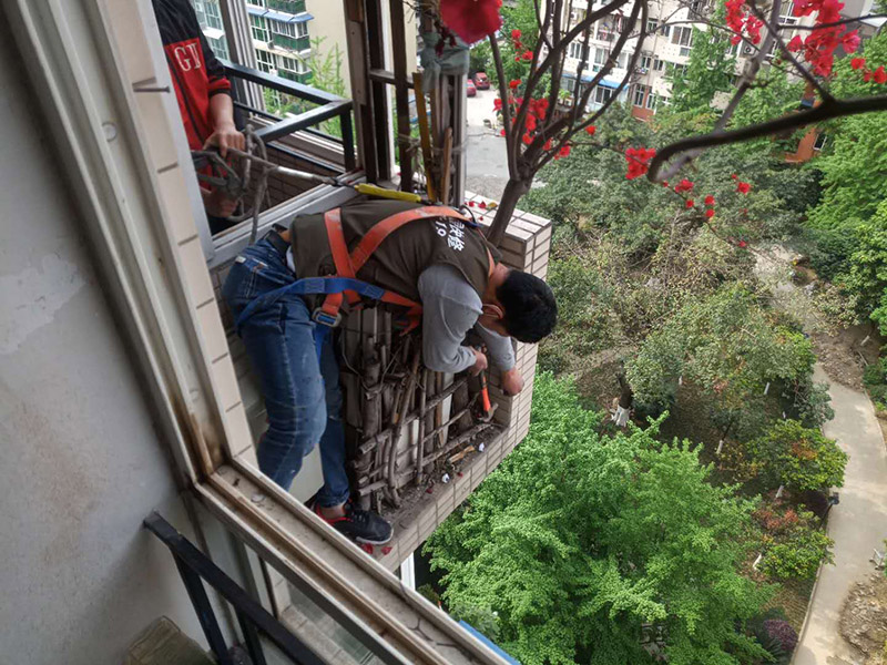 陽臺(tái)植物拆除:將陽臺(tái)和客廳打通。很多人想擴(kuò)大自家客廳面積，改善采光情況，因此就選擇打通陽臺(tái)和客廳，這并不是完全不行的，但是要考慮戶型的實(shí)際情況。有的戶型陽臺(tái)的墻是用來抗震的，如果拆掉，短期看不出問題，但是長(zhǎng)期使用必然會(huì)影響房子的承載能力，遇到嚴(yán)重災(zāi)禍的時(shí)候，就完全無法抵抗了。