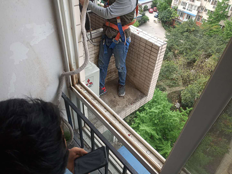 陽(yáng)臺(tái)植物清理打掃：清理植物是一個(gè)很麻煩的過(guò)程，對(duì)于大型植物如芭蕉樹發(fā)財(cái)樹需要的工程量還是比較大的，所以最好將植物搬至衛(wèi)生間或者陽(yáng)臺(tái)進(jìn)行操作。如果家中有院子，也可以將它們搬到院子里，這樣也好方便打理，盡量避免破壞家中其他環(huán)境。 如果不想將開放式陽(yáng)臺(tái)改為封閉式陽(yáng)臺(tái)，可以選擇在安裝陽(yáng)臺(tái)窗簾來(lái)進(jìn)行阻隔。一般在灰塵很大的時(shí)候，將窗簾拉上，能夠有效緩解陽(yáng)臺(tái)灰塵大的問(wèn)題，而且還具有隔音的效果，一舉兩得。無(wú)框窗的設(shè)計(jì)，既能緩解封閉式陽(yáng)臺(tái)的壓抑感（通風(fēng)、采光沒(méi)有問(wèn)題），大片的玻璃，足夠有效的阻隔灰塵臟污。  有些綠植具有除污納垢的功能，在陽(yáng)臺(tái)上多養(yǎng)些這樣的綠植花卉，一方面能夠有效地緩解陽(yáng)臺(tái)灰塵臟污，另一方面也改善了家居生活的環(huán)境。