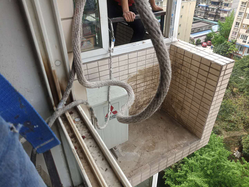 陽(yáng)臺(tái)植物清理打掃：清理植物是一個(gè)很麻煩的過(guò)程，對(duì)于大型植物如芭蕉樹發(fā)財(cái)樹需要的工程量還是比較大的，所以最好將植物搬至衛(wèi)生間或者陽(yáng)臺(tái)進(jìn)行操作。如果家中有院子，也可以將它們搬到院子里，這樣也好方便打理，盡量避免破壞家中其他環(huán)境。 如果不想將開放式陽(yáng)臺(tái)改為封閉式陽(yáng)臺(tái)，可以選擇在安裝陽(yáng)臺(tái)窗簾來(lái)進(jìn)行阻隔。一般在灰塵很大的時(shí)候，將窗簾拉上，能夠有效緩解陽(yáng)臺(tái)灰塵大的問(wèn)題，而且還具有隔音的效果，一舉兩得。無(wú)框窗的設(shè)計(jì)，既能緩解封閉式陽(yáng)臺(tái)的壓抑感（通風(fēng)、采光沒(méi)有問(wèn)題），大片的玻璃，足夠有效的阻隔灰塵臟污。  有些綠植具有除污納垢的功能，在陽(yáng)臺(tái)上多養(yǎng)些這樣的綠植花卉，一方面能夠有效地緩解陽(yáng)臺(tái)灰塵臟污，另一方面也改善了家居生活的環(huán)境。