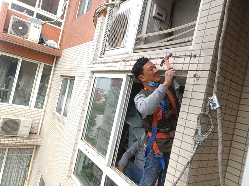 雨棚拆除：如果僅僅是在一層，作為進(jìn)戶雨篷，則不計(jì)算：1.雨篷結(jié)構(gòu)的外邊線至外墻結(jié)構(gòu)外邊線的寬度超過2.10m者，應(yīng)按雨篷結(jié)構(gòu)板的水平投影面積的1／2計(jì)算。 2.建筑物的陽臺(tái)均應(yīng)按其水平投影面積的1／2計(jì)算。 3.有永久性頂蓋無圍護(hù)結(jié)構(gòu)的車棚、貨棚、站臺(tái)、加油站、收費(fèi)站等，應(yīng)按其頂蓋水平投影面積的1／2計(jì)算。 4.有永久性頂蓋的室外樓梯，應(yīng)按建筑物自然層的水平投影面積的1／2計(jì)算。