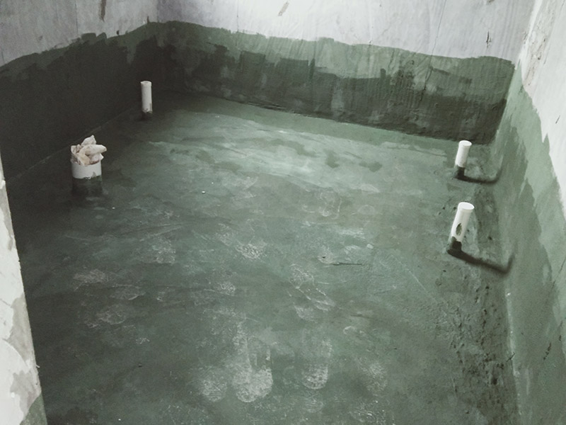 廁所刷防水：施工前確保工地干凈、干燥，防水涂料要涂滿，無遺漏，與基層結(jié)合牢固，無裂紋，無氣泡，無脫落現(xiàn)象。涂刷高度一致，厚度要達到產(chǎn)品規(guī)定要求。注意第一、第二遍防水涂料間需要有一定時間間隔，待第一遍涂料干透后才能進行第二遍，具體時間視涂料而定。間隔時間太短，防水的效果會大打折扣。閉水試驗時，地面最高點的水不能低于2厘米，保存至少24小時，觀察無滲漏現(xiàn)象后方算合格。如有滲漏，需重做，且莫不能疏忽大意。