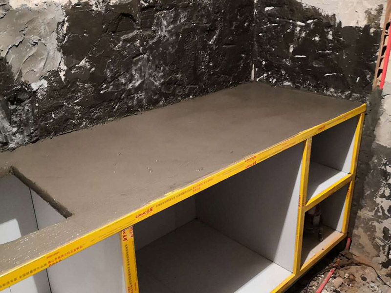 廚房櫥柜安裝：一般師傅進(jìn)場會先對廚房進(jìn)行初步的，打掃清理堆放的垃圾等物品方便施工。認(rèn)證負(fù)責(zé)的師傅還會用抹布等擦拭地柜吊柜遮擋部分的瓷磚（也可以安裝擺放時候同步進(jìn)行）。然后拆包裝分出中臺板門板等分類擺放，會把拆開的包裝紙板鋪放在要地面，在上面組裝柜體不會劃傷瓷磚及柜體。吊柜地柜組裝完畢就可以按照圖紙擺放地柜，如果是L型或者U型，要先確定兩邊的柜子位置，最后用轉(zhuǎn)角柜來調(diào)整距離，因為設(shè)計師在設(shè)計時會對轉(zhuǎn)角柜和墻面尺寸做預(yù)留，轉(zhuǎn)角柜上面的調(diào)整板就是用來調(diào)整誤差尺寸的。擺放好就可以調(diào)整水平了，現(xiàn)在使用水平儀來調(diào)整居多，個人覺得水平尺更好的調(diào)整，水平儀更方便快捷。調(diào)整好就可以調(diào)整柜子位置開關(guān)插座開孔，連接柜體后就可以安裝吊柜了，安裝吊柜如果有高柜和臺上柜盡量高度一樣，個別情況出外。吊柜高度按照客戶身高及使用習(xí)慣來確定。