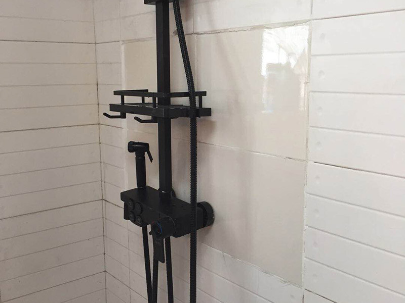 浴室花灑安裝：取出彎頭，細的那端纏上生料帶(10圈以上)，彎頭安裝到位后，安裝彎頭裝飾蓋，旋轉(zhuǎn)到位。取出閥門，切記要在進水孔內(nèi)分別安裝防漏橡膠墊片。測試花灑閥門是否安裝正確。安裝連接桿(記得先把手持噴頭架安裝至連接桿上)。安裝連桿固定架。