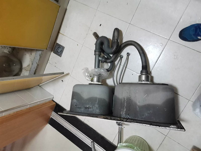水槽下水管維修：首先，要檢查地板和屋頂是否有漏水的縫隙，廚衛(wèi)地面也要做蓄水相關(guān)的實驗，確定不漏水之后，再檢查水管及配件是否有破損、是否牢固。安裝溢水孔的下水管。溢水孔是避免水槽向外溢水的保護(hù)孔，所以要注意其與槽體銜接處的密封性，確保溢水孔的下水管自身不漏水。安裝過濾籃的下水管。濾籃的下水管在安裝時，要注意下水管和槽體之間的銜接，切忌不牢固、密封不嚴(yán)。安裝整體的排水管。當(dāng)遇到兩個過濾籃的水槽，且兩個下水管之間的距離有近遠(yuǎn)，就需要對水管進(jìn)行切割作業(yè)，要十分留意的是每個接口的密封性。水槽放入臺面后，需要在槽體和臺面間安裝配套的掛片，將水槽安裝牢固，以避免那些細(xì)小的空隙導(dǎo)致槽體左右搖晃。進(jìn)行排水實驗。等到基本安裝完成后，再將過濾籃也安裝好，就開始進(jìn)行排水實驗。具體為先將水槽放滿水，測試兩個過濾籃下水及溢水孔下水的排水狀態(tài)，若發(fā)現(xiàn)有滲水現(xiàn)象，應(yīng)馬上返工。