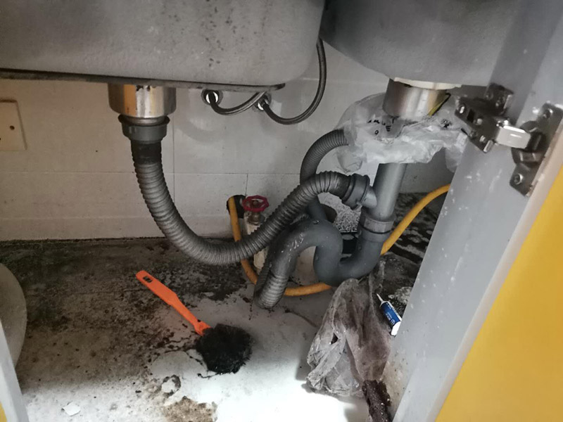 水槽下水管維修：首先，要檢查地板和屋頂是否有漏水的縫隙，廚衛(wèi)地面也要做蓄水相關(guān)的實驗，確定不漏水之后，再檢查水管及配件是否有破損、是否牢固。安裝溢水孔的下水管。溢水孔是避免水槽向外溢水的保護(hù)孔，所以要注意其與槽體銜接處的密封性，確保溢水孔的下水管自身不漏水。安裝過濾籃的下水管。濾籃的下水管在安裝時，要注意下水管和槽體之間的銜接，切忌不牢固、密封不嚴(yán)。安裝整體的排水管。當(dāng)遇到兩個過濾籃的水槽，且兩個下水管之間的距離有近遠(yuǎn)，就需要對水管進(jìn)行切割作業(yè)，要十分留意的是每個接口的密封性。水槽放入臺面后，需要在槽體和臺面間安裝配套的掛片，將水槽安裝牢固，以避免那些細(xì)小的空隙導(dǎo)致槽體左右搖晃。進(jìn)行排水實驗。等到基本安裝完成后，再將過濾籃也安裝好，就開始進(jìn)行排水實驗。具體為先將水槽放滿水，測試兩個過濾籃下水及溢水孔下水的排水狀態(tài)，若發(fā)現(xiàn)有滲水現(xiàn)象，應(yīng)馬上返工。