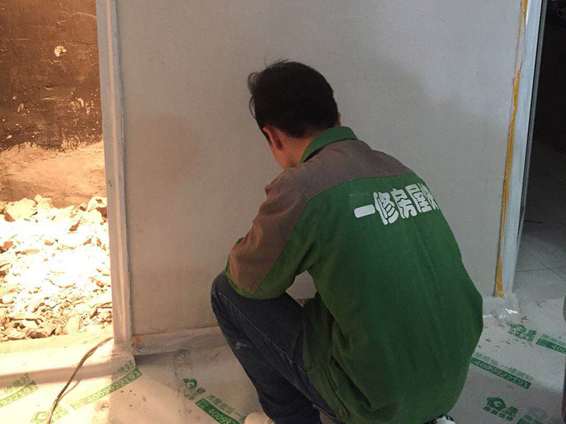 衛(wèi)生間外墻修補(bǔ)：1、請(qǐng)專業(yè)人員來對(duì)外墻滲水的地方涂刷滲透劑，按照檢查墻面、晾干、涂刷這三個(gè)步驟來，檢查過程中有發(fā)現(xiàn)裂縫的地方用滲透劑來涂刷，待裂縫全部處理好以后晾干即可。2、請(qǐng)專業(yè)人員從墻的頂部開始往下對(duì)外墻進(jìn)行檢查，若發(fā)現(xiàn)裂縫即用滲透劑對(duì)其進(jìn)行涂刷處理，每處裂縫的處理不得少于2遍。