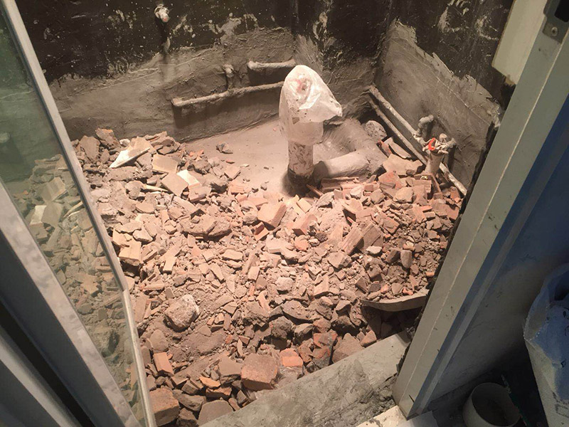 衛(wèi)生間防水施工：1、刷第一遍防水涂料，施工前確保工地干凈、干燥；2、刷第二遍防水涂料，干透后才能進(jìn)行第二遍；3、在防水涂料表面鋪上保護(hù)層，覆蓋防水層；4、閉水試驗(yàn)，水線不能低于2厘米；5、基層處理、清理，做找平層、二次蓄水試驗(yàn)。